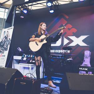 穿开档丝袜操逼逼
